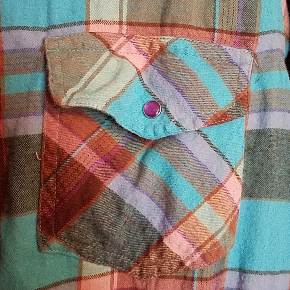 Cute spring colored pearl snapped blouse! - Picture 3 of 3